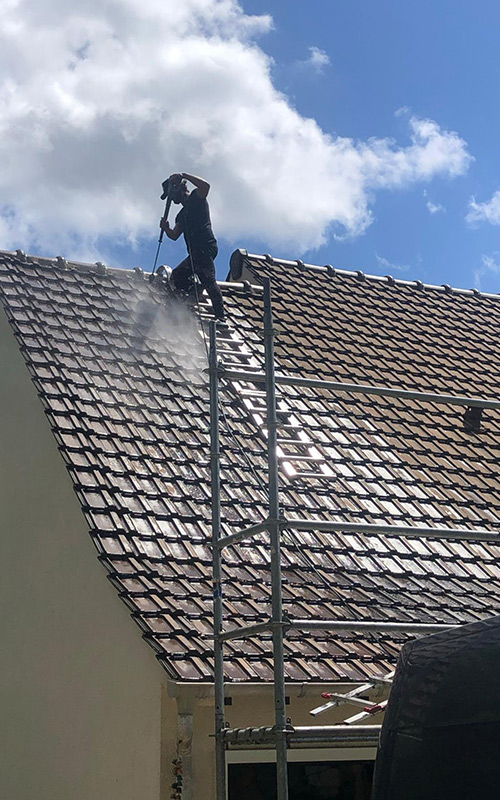 Nettoyage et démoussage de toiture au Vésinet (78110) – Les Compagnons Moëllo, couvreurs dans les Yvelines